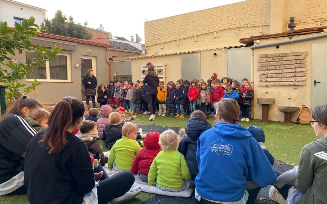 Cantada de nadales dels alumnes de P5 als nens i nenes de l’Escola Bressol ELS BARRUFETS.